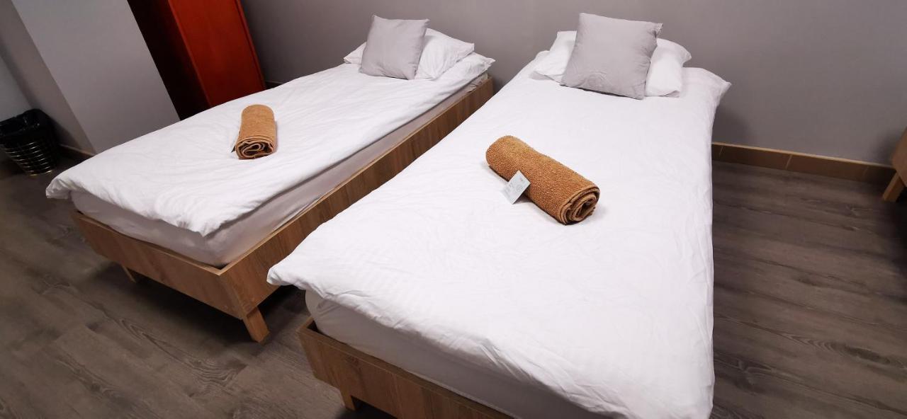 Hostel Powstaniec Wola - Private Rooms Warschau Buitenkant foto