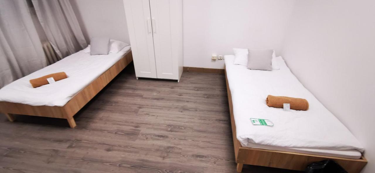 Hostel Powstaniec Wola - Private Rooms Warschau Buitenkant foto